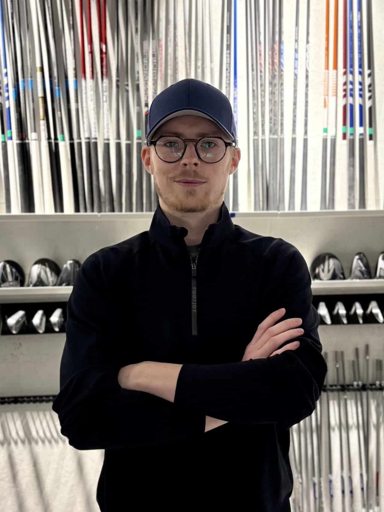Movitz, fittingspecialist, framför skaftväggen i butiken.