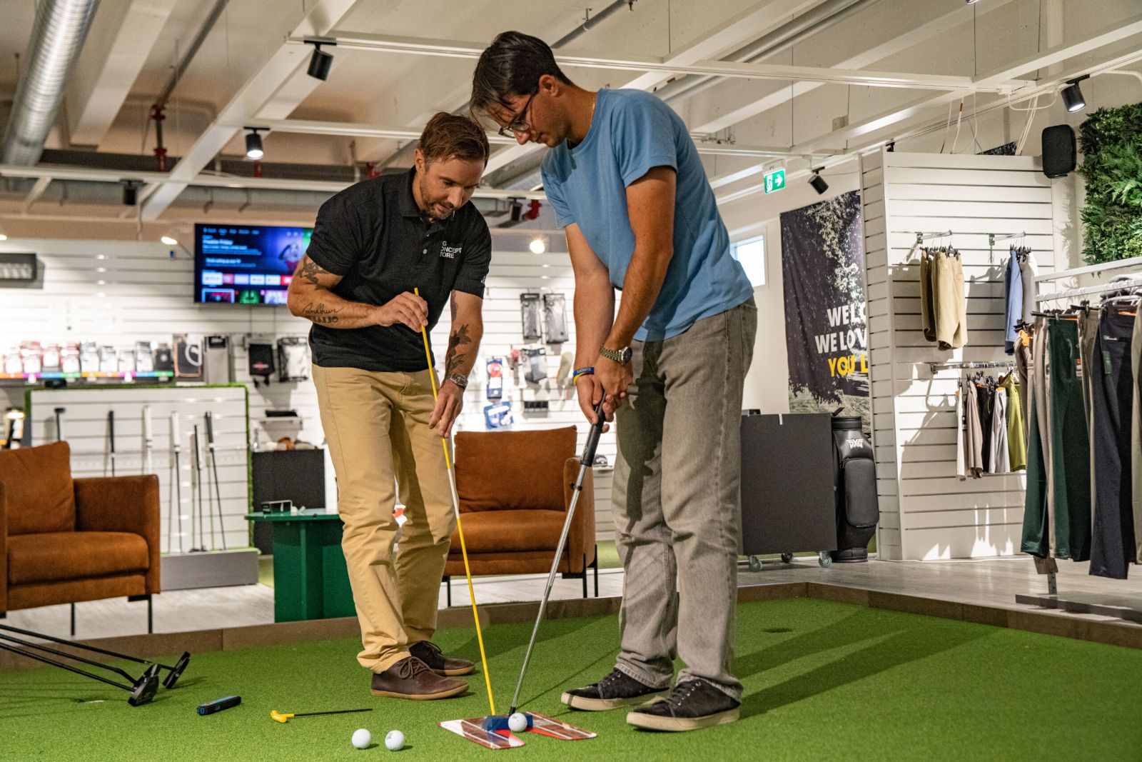 Puttningsfitting på greenen i butiken i Bromma