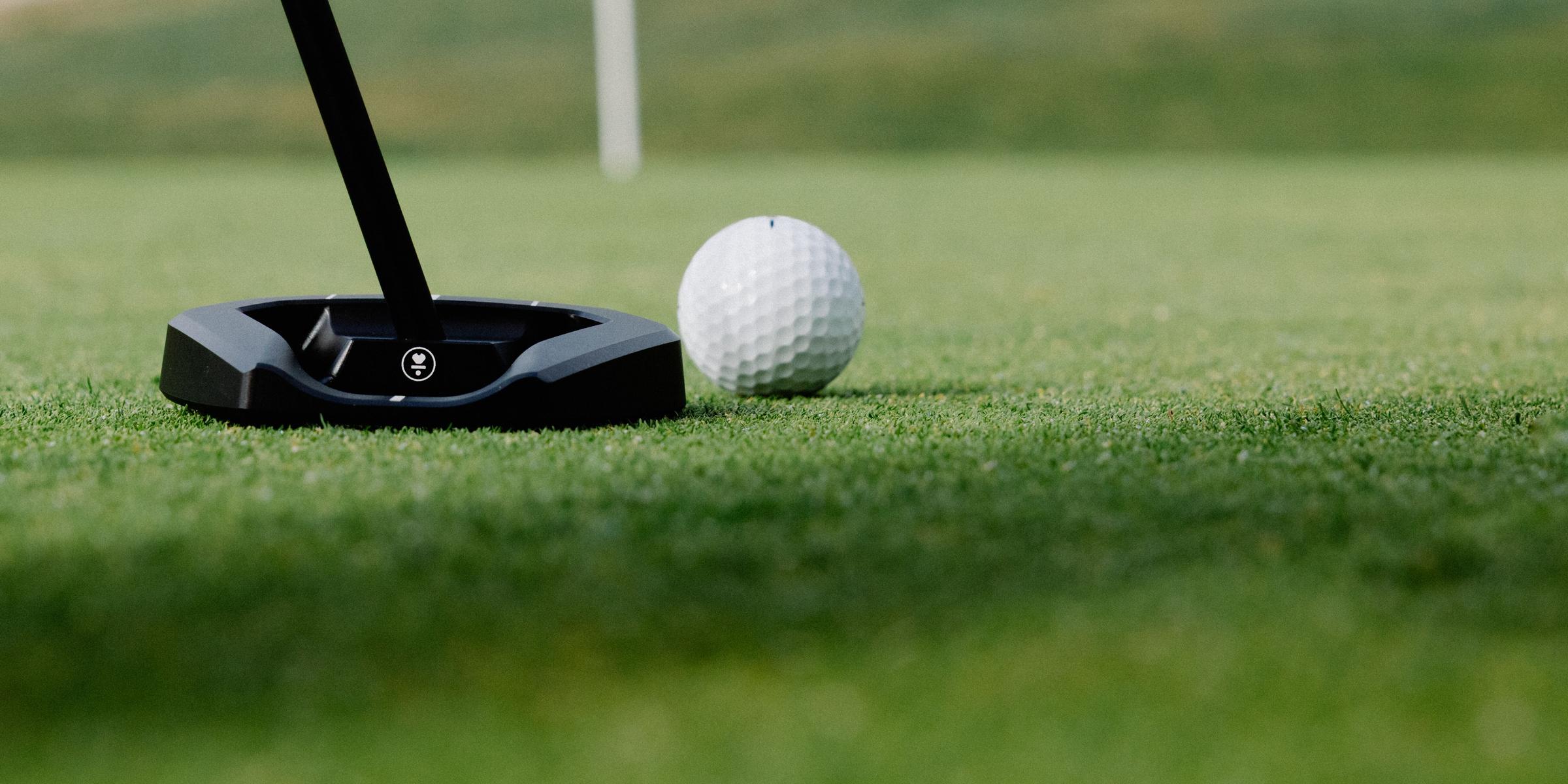 L.A.B. Golf-putter bakom en boll på greenen