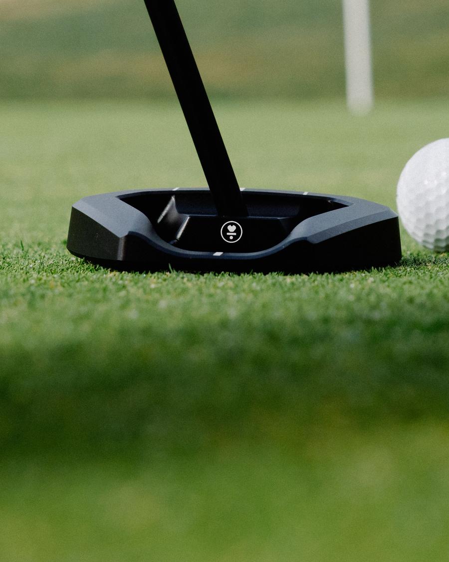 L.A.B. Golf-putter bakom en boll på greenen