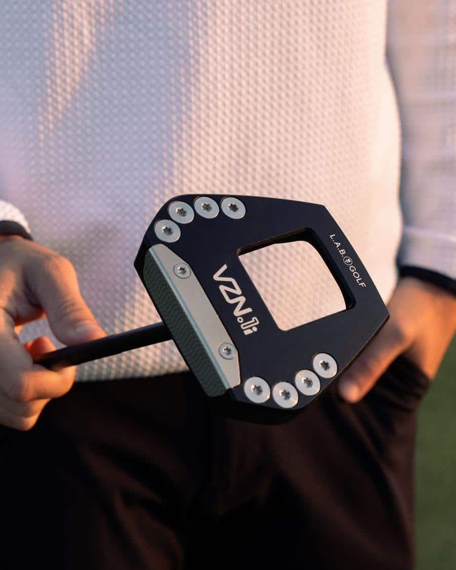 Golfare håller en L.A.B. VZN.1i-putter
