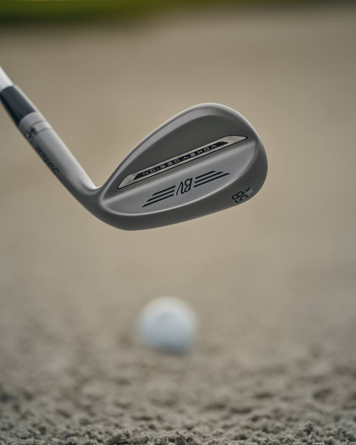 Titleist Vokey SM11-wedge över en bunker